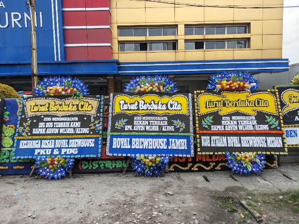 Papan bunga dukacita di rumah duka Medan Murni