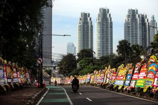 Deretan papan bunga ucapan selamat