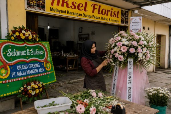 Pengerjaan standing flower oleh tim Aksel Florist Medan